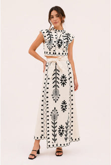 Ségolène Dames Co-ord Set – Geborduurd Motief & Maxi Rok met Franjes